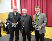 Geschenk von Johann Kölbl an LH Schützenhöfer und Bgm. Maier